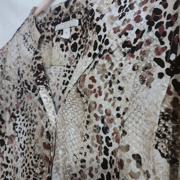 Dana Buchman Blouse In XL. Collared, Button Up, Leopard Print, Short Sleeves - Picture 4 of 8